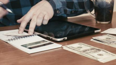 把钱分成预算的人[]