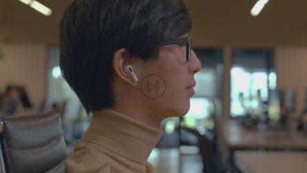 一名年轻男子摘下无线耳机[免费商用]