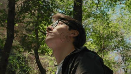 一位年轻的摄影师在丛林中寻找完美的照片[免费商用]