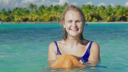 微笑的女人抱着海星[]
