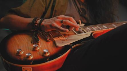 熟练的吉他手[免费商用]