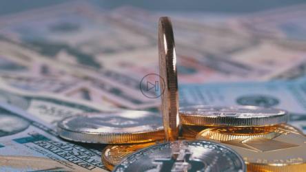 青铜色比特币特写[]