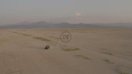 从上方乘坐飞机穿越沙漠的公路旅行[免费商用]