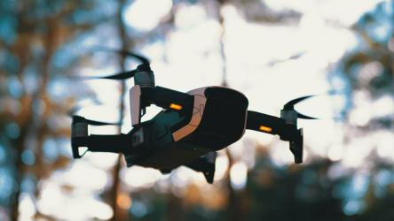 无人机在空中盘旋[]