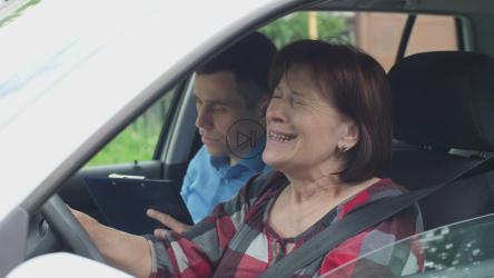 女子未通过驾驶考试[4K]