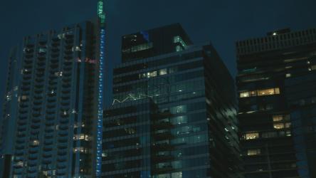 黄昏时城市的大型建筑[免费商用]