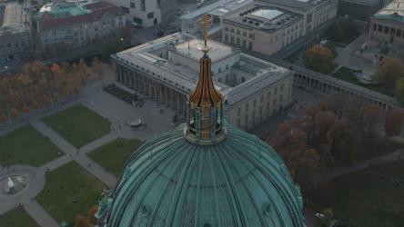 德国大教堂圆顶上的金色十字架[4K]