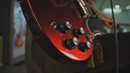 吉他手连接商店里的红色电吉他[免费商用]