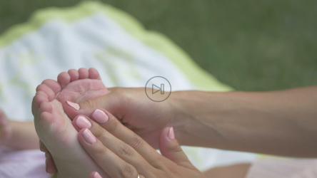 母亲按摩婴儿的脚[]