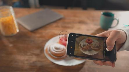 一对夫妇在餐厅里为甜点拍照[免费商用]