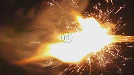 从镜头右侧闪烁火焰光[]