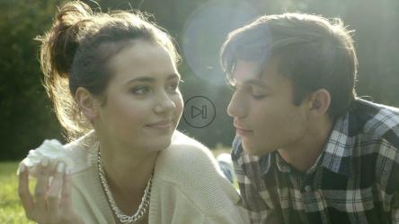 情侣野餐接吻[]