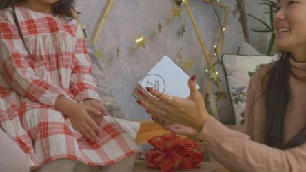 一位母亲和她的女儿打开圣诞礼物[免费商用]