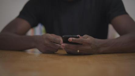 一个对智能手机感到恼火和沮丧的男人[4K免费商用]