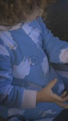 小女孩打开圣诞礼物与她的父母[免费商用竖屏]