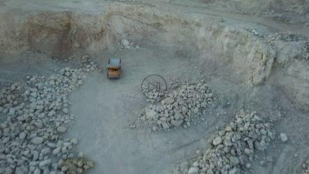 带机械的露天采石场[]