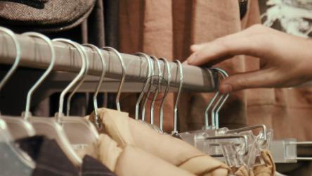 手工挑选衣服[]