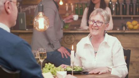 男子在餐厅浪漫约会时求婚[]