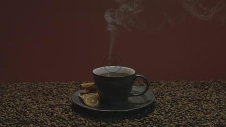 咖啡豆海中的一杯咖啡[4K免费商用]