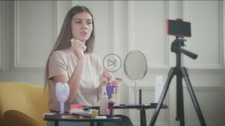 博主女孩为社交媒体制作美容产品品牌视频[]