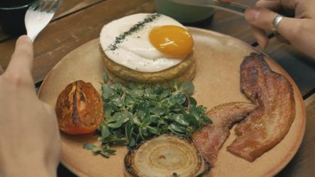 一个拿着餐具的女孩在餐馆吃饭的手[4K免费商用]