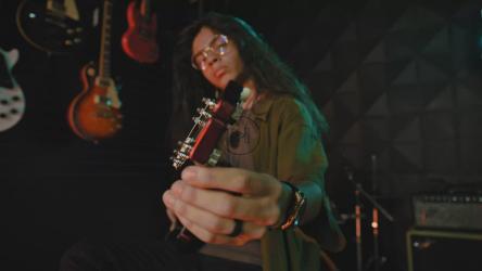 长毛吉他手在商店里调电吉他[免费商用]