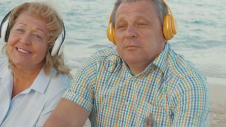 一对老夫妇在海滩欣赏音乐[4K]