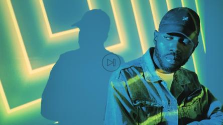 投影灯光照亮的人[免费商用]