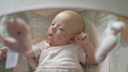 婴儿在婴儿床上打哈欠[]