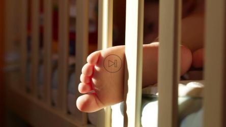 阳光照在熟睡的婴儿身上[]