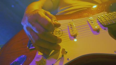 吉他手弹奏和移动他的电吉他[4K免费商用]