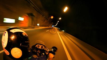 穿越隧道的摩托车[免费商用]