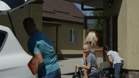 一家人把度假行李装上车[4K]