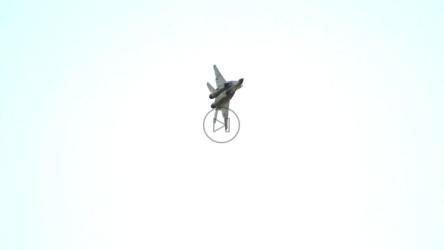 喷气式飞机在空中飞行时旋转[]