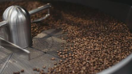 咖啡烘焙机正在运行[免费商用]