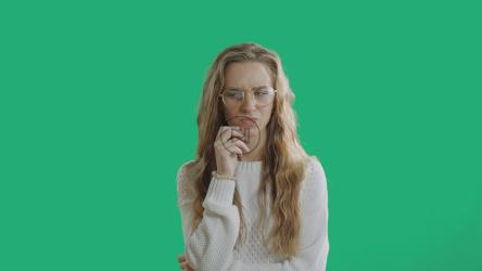 年轻女子想知道为什么？[]