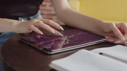 投资者在平板电脑上滚动投资应用程序[]