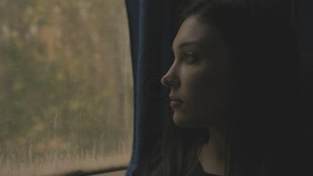 怀旧女孩透过车窗巴士看[]