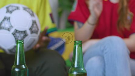 观看世界杯足球赛的朋友们[免费商用]