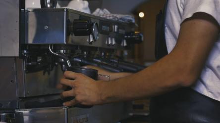 在咖啡店工作的熟练员工[免费商用]