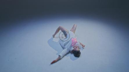 一位胸脯有光的舞者的抽象表演[免费商用]