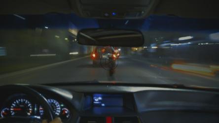 夜间交通中的车内视图[免费商用]