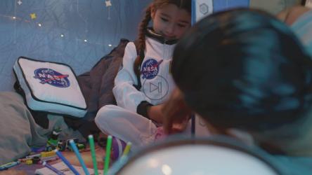 小女孩和她的父亲一起着色[免费商用]