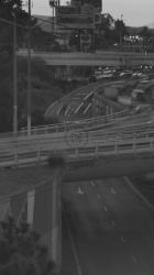 桥梁和街道上的城市交通[免费商用竖屏]