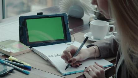 在笔记本上写笔记并使用平板电脑[]