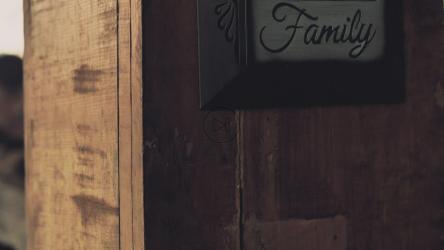 坐在沙发上抚摸小狗的女人[免费商用]