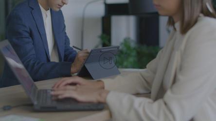 在办公室工作的人[4K免费商用]