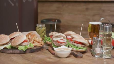 汉堡配新鲜沙拉和啤酒[]