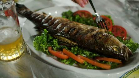 把酱汁倒在煮熟的鱼上[]