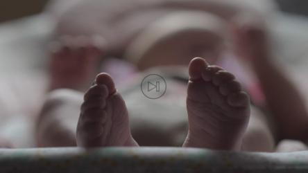 婴儿在椅子上移动[]